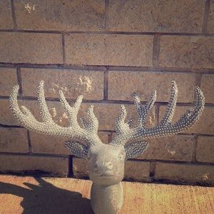 A decorative deer head,good for all times of year.